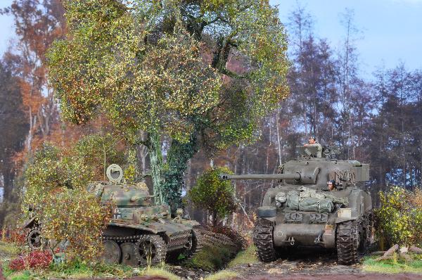 Un char américain progresse dans une forêt de chênes en automne 1944 ; diorama au 1/35 de Ludovic Fortin .