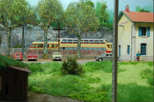 Gare de Pyrimont Chanay en HO d'Eric Tassilly ; le panoramique attend sous les platanes